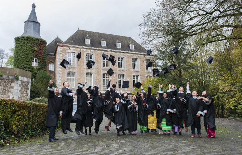 畢業(yè)時(shí)刻 畢業(yè)時(shí)刻