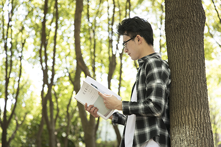  成考可以報考中央民族大學在職研究生嗎？