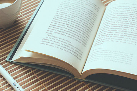 成考本科可以報考湖北美術學院在職研究生嗎？