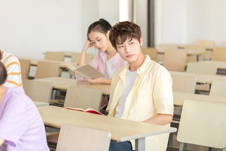 成人可以報考大連大學在職研究生嗎？