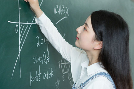 法國高等科學技術與經(jīng)濟（ISTEC）商業(yè)學院國際博士報名及考試時間