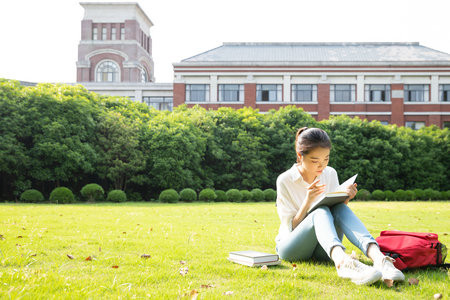 英國西倫敦大學在哪里報名？