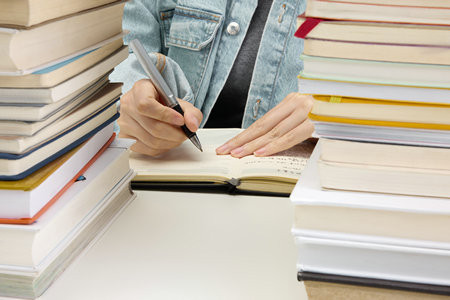 2025年上海財經(jīng)大學(xué)在職研究生招生簡章