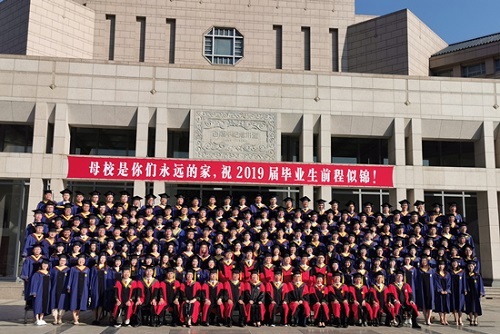 畢業(yè)生合影.jpg 畢業(yè)生合影.jpg