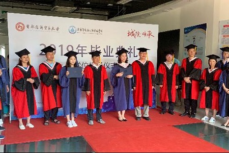 學院領導為學生授予學位