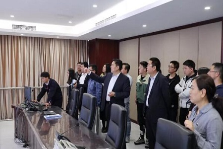 陳先瑞董事長親自帶領(lǐng)大家參觀 陳先瑞董事長親自帶領(lǐng)大家參觀