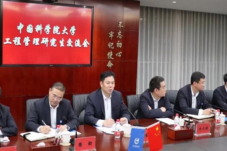 陳先瑞董事長耐心回答同學們提問 陳先瑞董事長耐心回答同學們提問