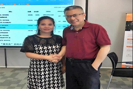 蘇朝蓉同學（左）和周立教授在BSN課堂