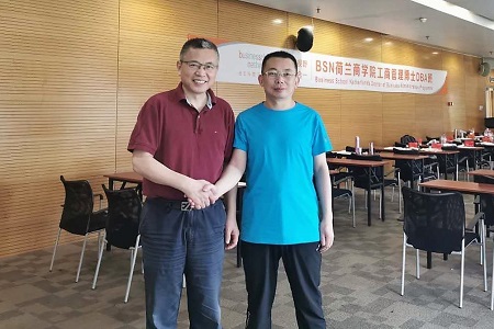 陳瑞麒同學(xué)（右）和周立教授在BSN課堂