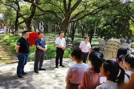 MPA研究生向學院院友林捐贈石碑圖片01 MPA研究生向學院院友林捐贈石碑圖片01