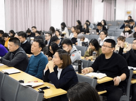 問題討論環節提問中的學員