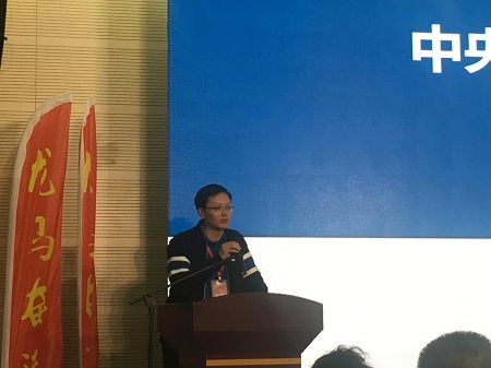 張庚會長在校友代表大會暨頒獎典禮上做經驗交流 張庚會長在校友代表大會暨頒獎典禮上做經驗交流