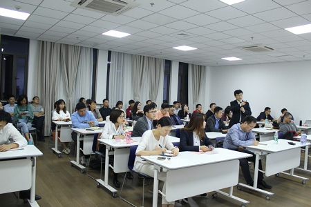 曹仰鋒博士演講中 曹仰鋒博士演講中