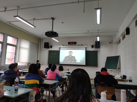 同學們觀看電信網絡詐騙視頻