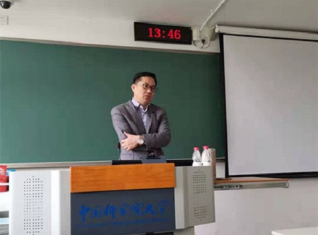 孫曄偉先生在課堂上