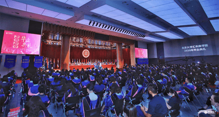 畢業(yè)典禮現(xiàn)場(chǎng)