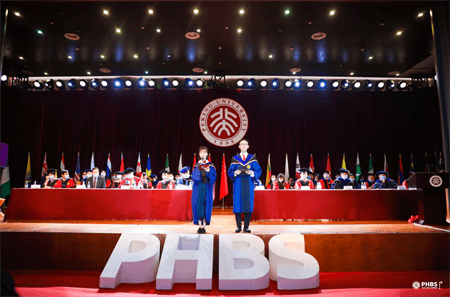 畢業(yè)典禮現(xiàn)場(chǎng)