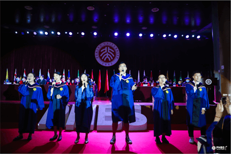 畢業(yè)生用感人的“快閃”環(huán)節(jié)向師長(zhǎng)和同窗告別