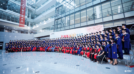 領(lǐng)導(dǎo)、導(dǎo)師與畢業(yè)生們合影留念