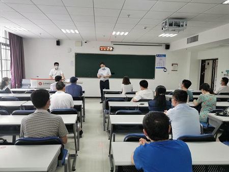 胡海波和寧亮兩位院長向全體考官通報考試規則