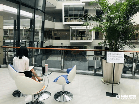 認真準備答辯的同學們