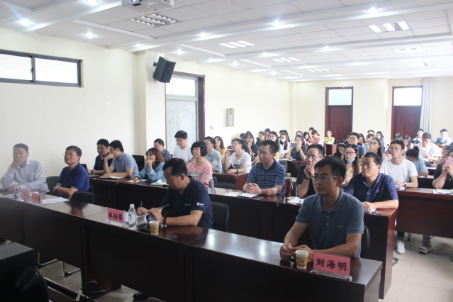 會場師生聽報告