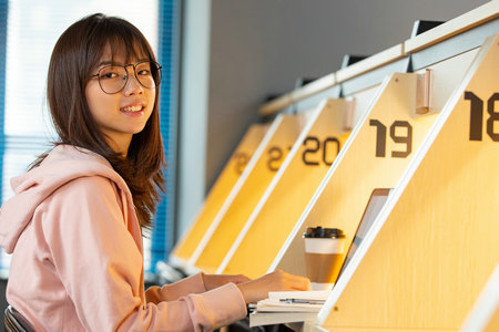 英國華威大學(xué)國際博士畢業(yè)證書