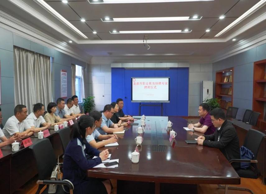 教育學部在龍南中等專業學校設立研究生實踐教學基地并舉行掛牌儀式